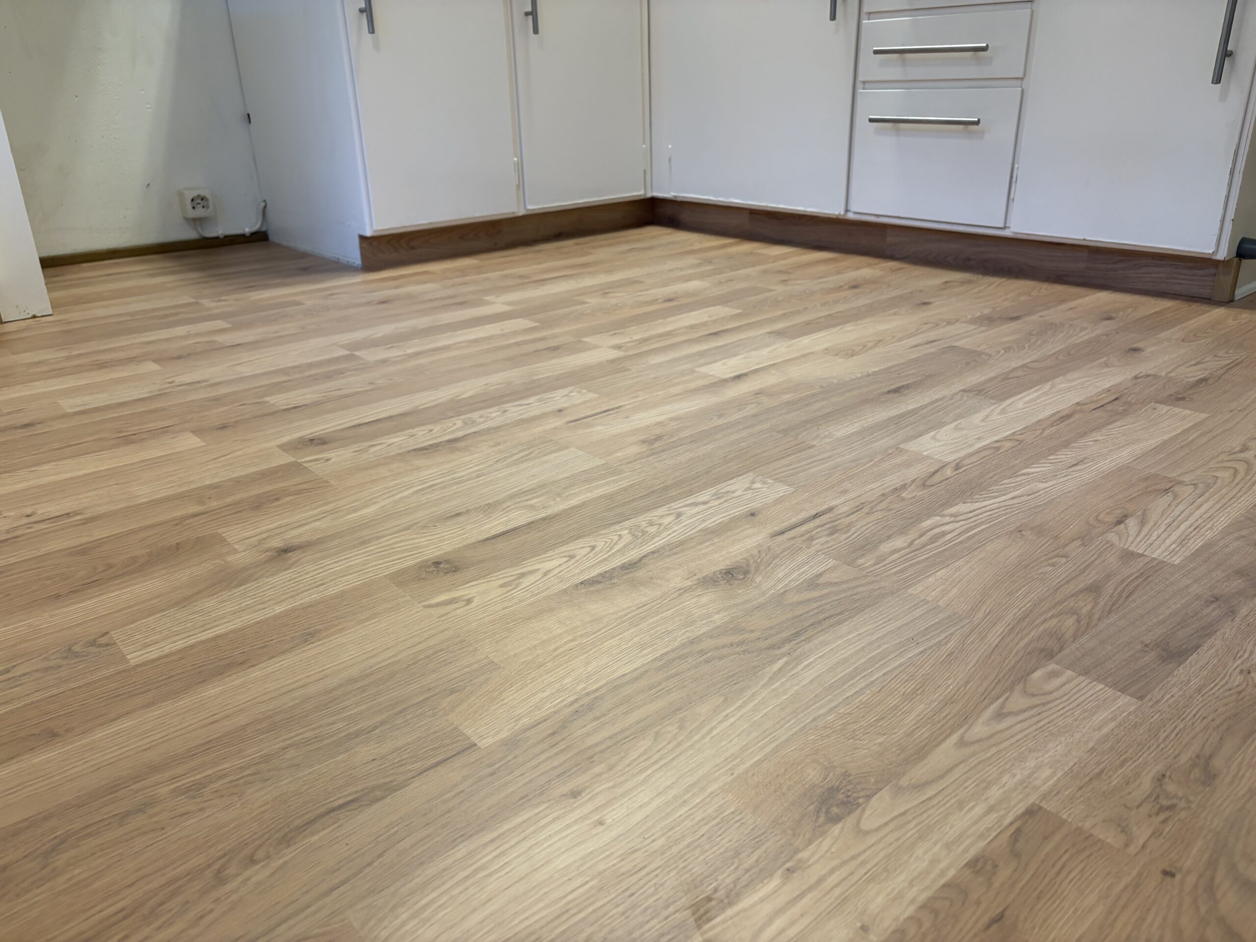 Golvläggning av laminatgolv i Classic Oak